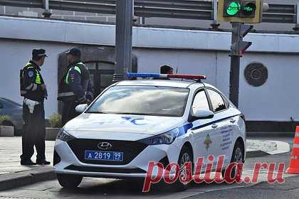 В Москве пьяный водитель гоночного авто протаранил 10 машин. В Москве в ЖК «Отрада» пьяный водитель за рулем гоночного Mitsubishi протаранил десять автомобилей, которые стояли на стоянке. Об этом сообщает Telegram-канал Shot. По его данным, сначала водитель врезался в автомобили, а затем влетел на скорости в столб. Охранники жилого комплекса вызвали правоохранителей.