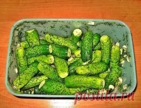 9 СУПЕР ВКУСНЫХ РЕЦЕПТОВ.

1. Малосольные огурчики.

На 1 л. рассола кладу 60 гр. соли, воду кипячу и даю остыть, до теплого состояния, огурчики мою, обрезают носики, селадываю в емкость прослаивая листочками хрена, веточками вишни и смородины, чесноком и перцем горошком. Заливаю рассолом и на 3-4 дня оставляю солится.

2. Маринованные помидоры сладко-острые.

Ингредиенты:
2 кг свежих помидоров (спелых и упругих)
1 красный острый перец
2-3 зубчика чеснока
1 болгарский пере...