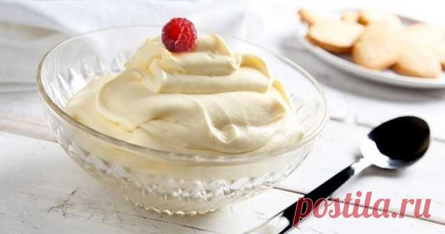Вкусный крем для торгов
Заварной белковый крем для украшения торта
Ингредиенты:
Яйца — 3 шт. (только белки).
Соль – на кончике ножа.
Сахар – 250 гр.
Кипяченая вода – 100 мл.
Ванилин — 0,5 пакетика (по желанию).
Рецепт приготовления десерта:
Отделяем желтки от белков также как и в предыдущем рецепте. Желтки убираем – они нам не понадобятся.
В белки добавляем соль, после чего взбиваем их в крепкую пену.
В небольшую кастрюльку наливаем воду и засыпаем сахар. Если вы хотите, ч...