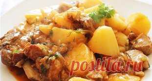 МЯСО С КАРТОФЕЛЕМ: ТОП-7 РЕЦЕПТОВ 
✔1) Жаркое по-домашнему
ИНГРЕДИЕНТЫ:
● Филе курицы или куриные окорочка — 2 шт.
● Лук репчатый — 1 головка
● Морковь — 1 шт.
● Соль, перец
● Картофель — 5-6 штук
● Подсолнечное масло
● Мука — 2 ст. л.
ПРИГОТОВЛЕНИЕ:
Я взяла для жаркого 2 филе (с одной курицы), порезала куриное филе на небольшие кусочки и обжарила на сковороде с добавлением подсолнечного масла