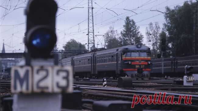 В Ленинградской области легковушка столкнулась с грузовым поездом