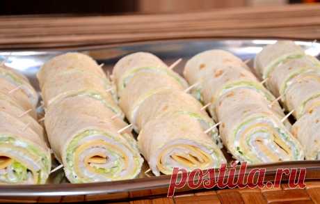 Рулетики из тортильи с ветчиной и сыром  
Быстрый рецепт вкуснейшей закуски из готовых лепешек тортилий с ветчиной, сыром, зеленым салатом и майонезом.