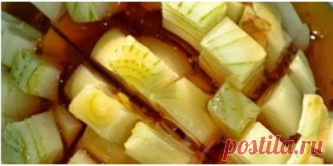 Мед и репчатый лук — это самое эффективное средство от кашля, которое действует незамедлительно! Смесь меда и лука является традиционным народным средством от кашля, которое использовалось в течение многих столетий. Эти ингредиенты легко доступны в течение всего года. Кроме того, это природное лекарство не содержит опасных химических веществ, консервантов,