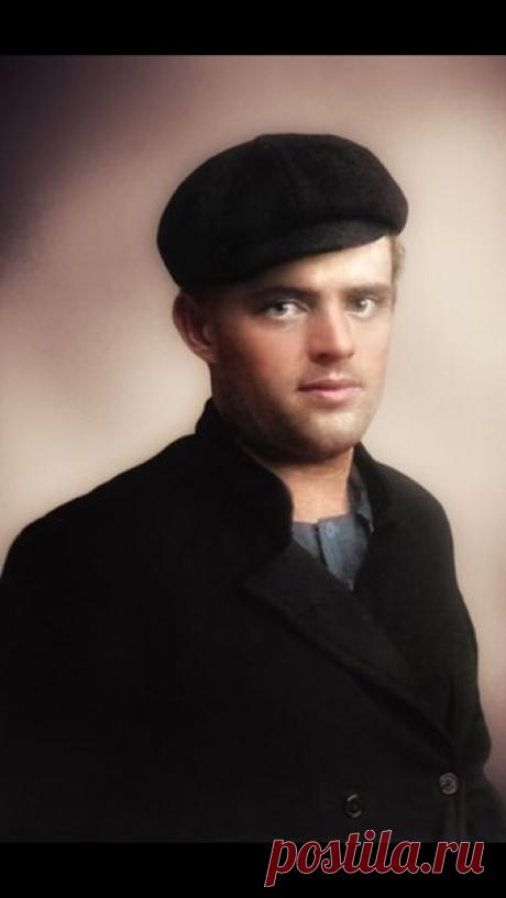 Минутка превосходного Джека Лондона, описывающего капиталистическое общество. 

"Я знал людей, которые на словах ратовали за мир, а на деле раздавали сыщикам оружие, чтобы те убивали бастующих рабочих; людей, которые с пеной у рта кричали о варварстве бокса, а сами были повинны в фальсификации продуктов, от которых детей ежегодно умирает больше, чем их было на совести у "кровавого Ирода". 

Я беседовал с промышленными магнатами в отелях, клубах и особняках, в купе спальных...