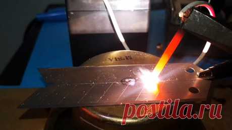 Сварочный аппарат из батарейки и аккумулятора для сварки тонкого металла и не только Напряжения аккумулятора 12В достаточно, чтобы при замыкании контактов плавить тонкие металлические детали, заставляя их свариваться между собой. На основе батареи можно собрать мини сварочный аппарат. Им возможно варить различные тонкостенные мелочи, а также прихватывать провода в скрутке, что