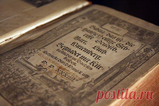Martin Luther's Bible - While he was sequestered in the Wartburg Castle (1521–22) Luther began to translate the New Testament from ancient Greek into German in order to make it more accessible to all the people of the "Holy Roman Empire of the German nation"...- от пользователя Messiah Lutheran (Mechanicsville, VA) на Flickr (cc)  | Jutta S приколол(а) это к доске Travel GERMANY - following LUTHER