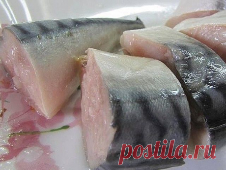 Наша семья уже давно не покупает соленую скумбрию или селедку в магазине, домашняя засолка намного вкуснее, да и безопастнее. Потрясающая рыбка получается! Хочется еще, и еще... Рекомендую!