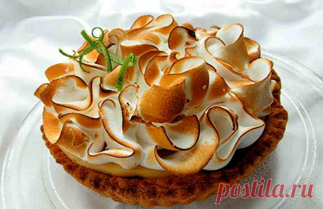 Этот лимонный пирог с меренгами очень хорош для праздничного стола. Хрустящее тесто, вкусная и освежающая начинка и нежная меренга. А готовить его вовсе не так сложно, как может показаться с первого взгляда. Ингредиенты Для теста: _260 г муки, _1 чайная ложка сахара, _1/2 чайной ложки соли, _100 гр. холодного сливочного масла, _50 мл. холодной воды.