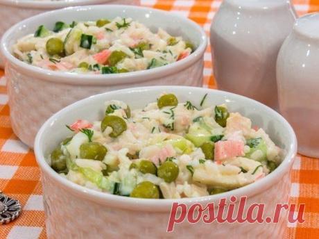 Салат с кальмарами, огурцами и горошком.