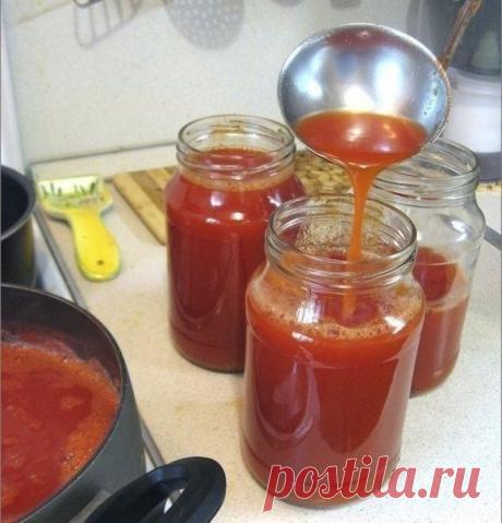 ТОМАТНЫЙ СОК НА ЗИМУ 
 
ИНГРЕДИЕНТЫ: 
Помидоры 
Соль 
Сахар 
С одного килограмма томатов получается примерно 1 литр сока. 
 
РЕЦЕПТ ПРИГОТОВЛЕНИЯ: 
Томаты хорошо промываю в воде, затем вырезаю подпорченные места и разрезаю помидоры на кусочки. Складываю нарезанные помидоры в кастрюлю, наливаю на дно немного воды (¼ стакана чтобы на донышке томаты не пригорели) и ставлю кастрюлю вариться на медленный огонь. 
 
Постепенно, томаты начинают увариваться дают сок и закипают. Даю...