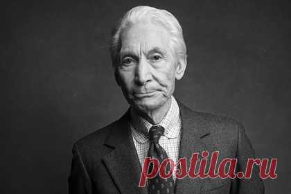 Умер барабанщик Rolling Stones Чарли Уоттс. Умер барабанщик британской рок-группы Rolling Stones Чарли Уоттс. Как рассказал публицист музыканта, тот мирно скончался в одной из больниц Лондона в окружении своей семьи. Ему было 80 лет. В заявлении о смерти Уоттса говорится, что он был «любимым мужем, отцом, дедушкой и одним из величайших барабанщиков».