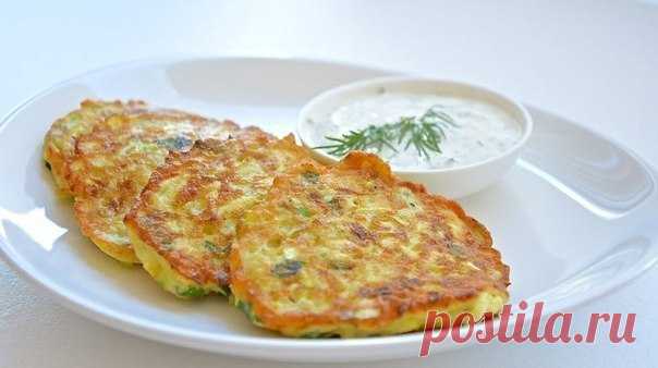 Оладьи из кабачков с сыром и чесноком.