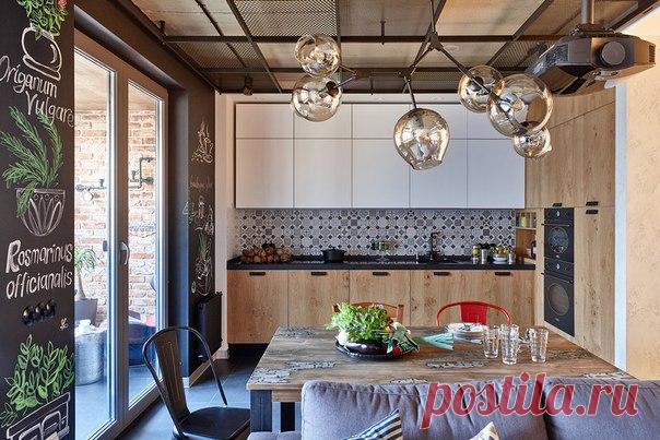 2 комнаты, 69 м2 Для оформления просторной квартиры для холостяка дизайнер выбрала стиль лофт. В отделке сделали ставку на грубые фактуры настоящего кирпича и бетона, использовали сварные металлические конструкции, а чтобы отделить душевую от спальни, построили стену из полупрозрачного стекла. Посмотреть целиком: