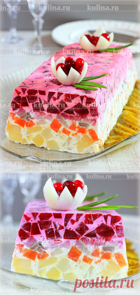 Селедка под шубой в желе
Предлагаем вам рецепт шикарного салата. Такой салат украсит любой праздничный стол. Его удобно сервировать порционно, просто нарезая острым ножом, как торт и подхватывая сервировочной лопаткой. К тому же это очень вкусно. В салат не рекомендуется класть слишком влажные ингредиенты такие как лук, яблоки, соленые огурцы. Ими лучше гарнировать салат при подаче. Приятного аппетита!