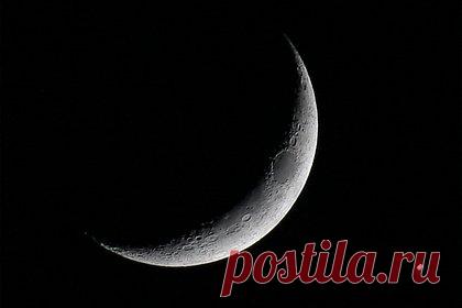 На Луне обнаружили запасы водорода. Ученые Военно-морской исследовательской лаборатории США обнаружили водород в лунных образцах, подвергавшихся воздействию солнечного ветра. Согласно результатам исследования, водород на поверхности Луны может служить источником воды и стать жизненно важным ресурсом для будущих лунных баз.