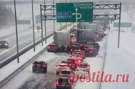 Движение после массового ДТП в Новгородской области полностью восстановлено. 8 января на 526 км трассы М-11 столкнулись более 50 грузовых и легковых машин, в результате погибли трое взрослых и годовалый ребенок.