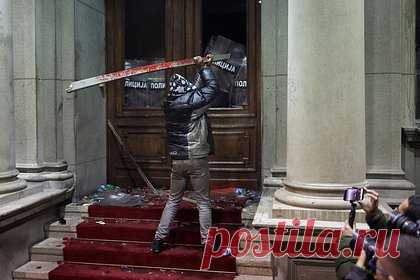 МИД России прокомментировал беспорядки в Сербии. Беспорядки в Сербии — попытка коллективного Запада раскачать ситуацию в стране. Ситуацию в Белграде прокомментировала официальный представитель МИД РФ Мария Захарова. По ее словам, Запад использует техники майданных переворотов. Ранее перед городской администрацией Белграда прошли беспорядки, 35 человек задержаны.