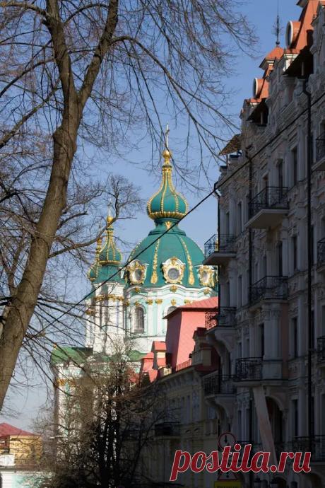 Історичний центр Києва – місце, де зустрічаються різні епохи та стилі. Прогул...