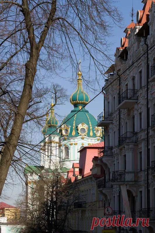 Історичний центр Києва – місце, де зустрічаються різні епохи та стилі. Прогул...