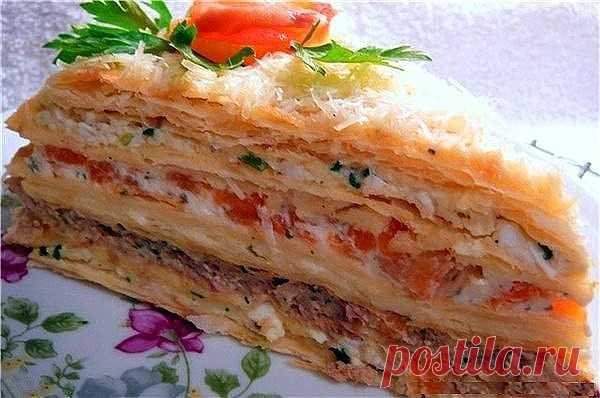 ТОП-5 САМЫХ ВКУСНЫХ ЗАКУСОЧНЫХ ТОРТОВ 

1) Рыбный закусочный торт

ИНГРЕДИЕНТЫ:
● 5 шт. вафельных коржей 
● 1 банка рыбных консервов в масле, по желанию, сгодятся и обычные сардины 
● 3 вареных яйца 
● 150 гр. твердого сыра 
● 1 зубок чеснока майонез зеленый лук 

ПРИГОТОВЛЕНИЕ:
По отдельности измельчить яичные желтки и белки. Натереть на терке сыр. Консервы помять вилкою. Все начинки смешиваем с майонезом, количество и жирность которого, конечно же, по вкусу и смелости. П...