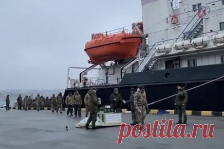 Сдавшихся на Змеином украинских пограничников доставили в Севастополь. Российские военные доставили в Севастополь сдавшихся в плен украинских пограничников с острова Змеиный. Они получили необходимую помощь и скоро смогут вернуться к своим семьям. На кадрах видно, как пограничники сходят на сушу со спасательного буксира «Шахтер» и берут армейский сухой паек.