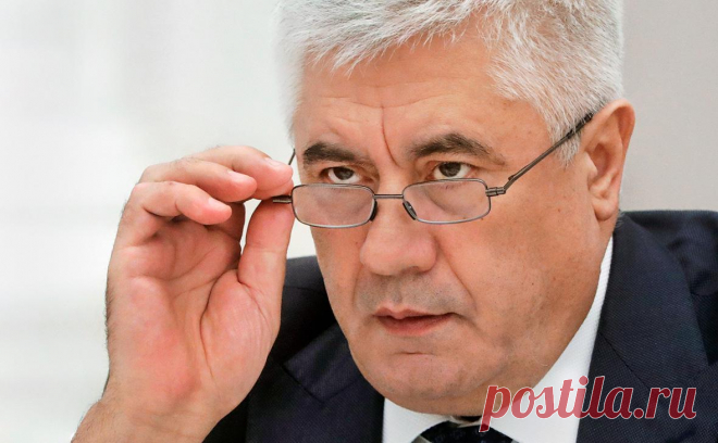 Колокольцев уволил двух полковников из-за автора «Императора из стали». Замглавы управления по вопросам миграции московского главка МВД Игорь Дудник и начальник отдела по вопросам беженцев Татьяна Дмитриева лишились постов из-за отказа дать убежище публицисту Сергею Васильеву, уехавшему из Латвии
