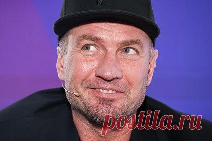 Тарасова прокомментировала первую тренировку Костомарова на льду на коньках. Заслуженный тренер СССР Татьяна Тарасова прокомментировала первую тренировку на льду олимпийского чемпиона по фигурному катанию Романа Костомарова после протезирования. В разговоре с «Лентой.ру» она рассказала, что гордится фигуристом. Ранее Роман Костомаров показал первую тренировку в протезах на катке.