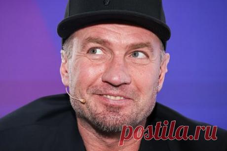 Тарасова прокомментировала первую тренировку Костомарова на льду на коньках. Заслуженный тренер СССР Татьяна Тарасова прокомментировала первую тренировку на льду олимпийского чемпиона по фигурному катанию Романа Костомарова после протезирования. В разговоре с «Лентой.ру» она рассказала, что гордится фигуристом. Ранее Роман Костомаров показал первую тренировку в протезах на катке.