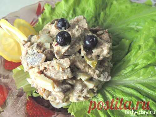 Салат с куриной печенью и шампиньонами