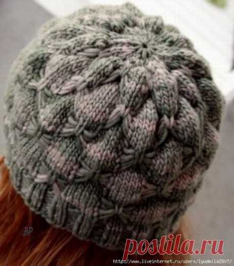 ИЗЯЩНАЯ ЗИМНЯЯ ШАПОЧКА “БАБОЧКА”. ПОШАГОВЫЙ МК

Очень интересная модель с узором “бабочки”. B помощь начинающим вязальщицам сняла пошаговый мастер-класс. На самом деле эта шапка вяжется очень просто, но я еще больше упростила процесс вязания и решила связать ее не на круговых, а на обычных спицах, т.е. у меня шапка получилась со швом, так вязать намного проще.
Итак, давайте приступим к вязанию шапки…
Для вязания шапки потребуется пряжа (у меня это Nord 48% -шерсть, 52 % – ...