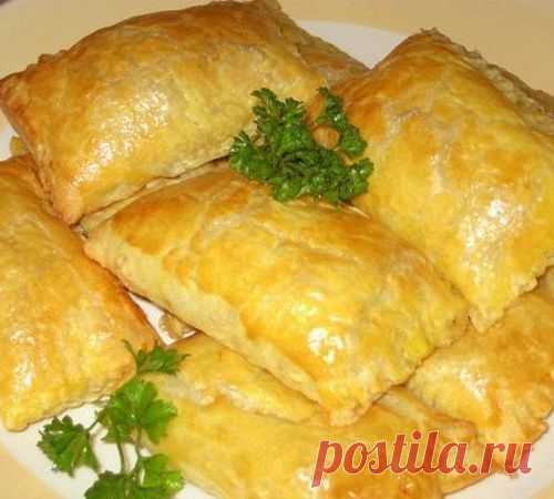 Пирожки с мясом, луком и морковью слоеные