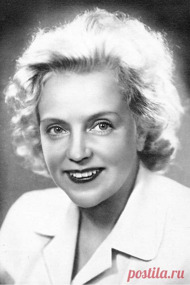 Ладынина Марина Алексеевна

Марина Ладынина родилась 24 июня 1908 года в селе Скотинино Смоленской области. Вскоре после рождения Марины семья переехала в село Назарово вблизи города Ачинска Красноярского края.

     В 16 лет Марина стала учительницей и учила односельчан грамоте. Примерно в этом же возрасте она впервые вышла на сцену самодеятельного драмкружка, играла в спектаклях Ачинского театра.

     Приехав покорять Москву, Ладынина с первого же захода поступила в ГИТ...