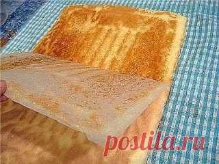 Этот рулет стал моим любимым рецептом!  
По ГОСТу только тесто сделала. Корж получается идеальный! Не сухой, не трескается, отлично сворачивается. Пропитайте его сиропом, намажьте любым кремом и отличный рулет готов! 
Тесто: 
3 яйца 
90 г муки 
90 г сахара 
Приготовление: 
Яйца и сахар положите в чашку 
Взбивайте миксером на высокой скорости не менее 5 минут, до растворения сахара 
Масса должна получиться белой и пышной 
Просейте муку 
Перемешайте аккуратно лопаткой до однородного состояния 
П
