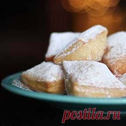 Французские пончики (Бэнет). Традиционное блюдо французской кухни - золотистые квадратики, посыпанные сахарной пудрой...