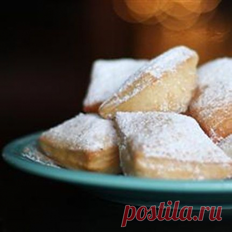 Французские пончики (Бэнет). Традиционное блюдо французской кухни - золотистые квадратики, посыпанные сахарной пудрой...