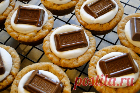 S’mores
печенье на огне tumblr.com
S’mores (сморс)– жареный зефир с крекером и шоколадом. Американцы любят смешивать всё, что есть на кухне. Очередным вкусным рецептом оказалось поджаренное печенье с зефиром и шоколадом. Готовят сморс чаще всего на открытом огне.
Ингредиенты:
400 г крекеров;
1 упаковка зефира;
1 плитка шоколада.
Приготовление:
1. На деревянных палочках соорудите сэндвич из зефира и шоколада.
2. Затем возьмите крекер и прикрепите его к липкой основе вашего ...