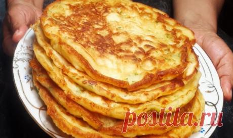 Ленивые хачапури на кефире. Рецепт за 15 минут: вкуснее чем обычные, проще простого Какое грузинское блюдо может узнать большое количество людей? Речь идет о хачапури, знаменитой грузинской лепешке с сыром. Происходит значение слова хачапури от двух грузинских простых слов — хатчо и пури, то есть творог и хлеб. Но, хачапури готовится из сыра, а не из творога. Почему тогда в названии имеется ошибка? Дело в том, что сыр […]