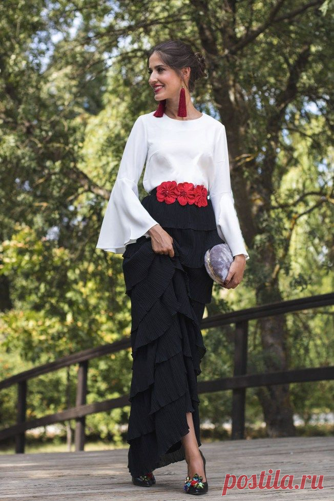 Look invitada perfecta boda vestido largo falda larga manga larga blanco negro Wild Pony