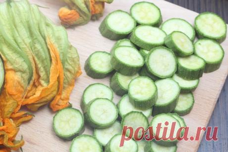 Не жарю кабачки принципиально, готовлю летнюю витаминную закуску со сметаной