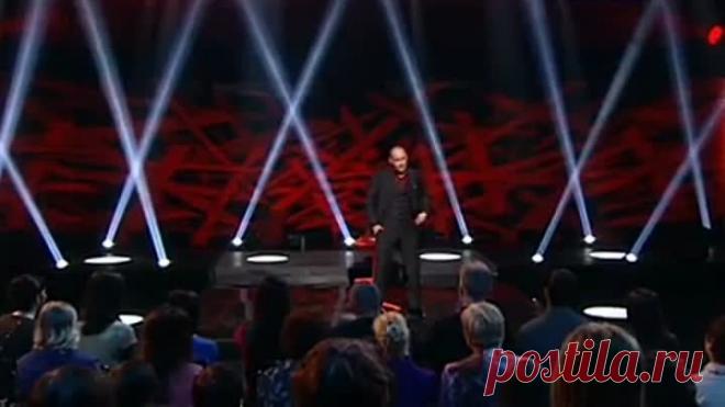 У меня мороз по коже,
	Как подумаю о них.
	Ведь глупы? А как похожи —
	Господи — на остальных!
          ______

	Я стоял, как пень на взморье...
	В этом лепете двоих
	Я узнал и смех и горе
	Мук своих
	И мук твоих.
          ______

	Я стоял — один прохожий
	Прошептал, глядя на них:
	«Как глупы... Но как похожи.
	Господи, на остальных!»
          ______

	«Как (сказал один прохожий)
	Эти глупые похожи
	На других, на остальных!»