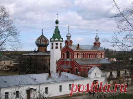 СТАРОЛАДОЖСКИЙ НИКОЛАЕВСКИЙ МОНАСТЫРЬ (Никольский; с. Старая Ладога). По местному преданию, осн. в XIII в. в честь победы св. кн. Александра в Невской битве.В 1918 мон. закрыт, церкви действовали как приходские до 1935.В 1980–1990-е восстановлены Св. ворота XVII в. с лемеховым покрытием, колокольня XVII в. В 2002 мон. комплекс, кроме собора, находящегося в аварийном состоянии, передан С.-Петерб. епархии