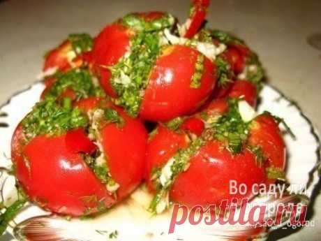 Помидоры малосольные с чесночной начинкой 
Очень вкусные помидорки получились. Спешу поделиться с вами! Поскольку засол холодный, годятся и помидоры салатные сортов..
Ингредиенты:
Нам нужны некрупные помидорки, зелень петрушки и укропа, чесно…