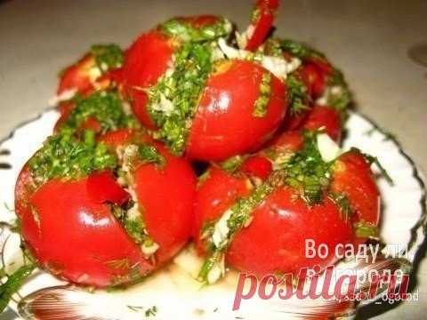 Помидоры малосольные с чесночной начинкой 
Очень вкусные помидорки получились. Спешу поделиться с вами! Поскольку засол холодный, годятся и помидоры салатные сортов..
Ингредиенты:
Нам нужны некрупные помидорки, зелень петрушки и укропа, чесно…