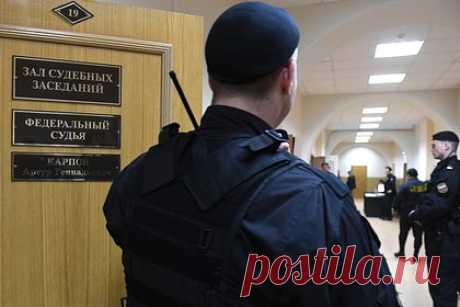 Выстреливший в мужчину бывший сотрудник Росгвардии получил условный срок. Свердловский районный суд Иркутска приговорил к четырем годам лишения свободы условно бывшего сотрудника Росгвардии, который случайно выстрелил человека в ночном клубе города. Он признан виновным по статье о превышении должностных полномочий и по статье о халатности. Мужчине назначен испытательный срок три года.