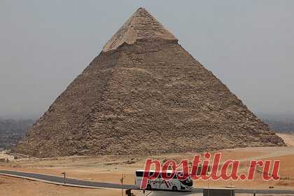 Трое туристов устроили голую фотосессию у пирамиды в Египте и оказались под арестом