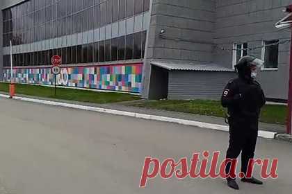 Появились подробности об экскурсии школьников в пермский вуз во время стрельбы. Второклассники, которые пришли в Пермский государственный национальный исследовательский университет (ПГНИУ) на экскурсию во время стрельбы, пробыли полчаса с начала нападения в ботаническом саду. Об этом рассказала мать одного из школьников, сообщает «59.ru». На экскурсию пришли 30 второклассников.