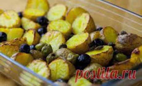 Запеченный картофель с маслинами и каперсами - Кулинарные рецепты  Запеченный картофель. С одной стороны, это обычное блюдо, а с другой стороны просто благодаря тому, что в рецепте обычный картофель. Получается очень вкусно  