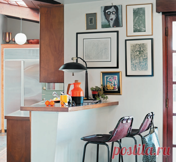 Не отправляйте все свои картины в ссылку в гостиную: небольшие произведения искусства поместятся где угодно, и гости будут гораздо терпеливее в ожидании блюд, если смогут занять себя рассматриванием чего-нибудь интересного.