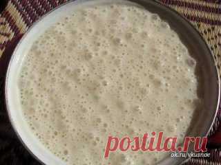 Ажурные блинчики
Ингредиенты:
Молоко (2,5% жирности) — 3 и 1/4 стакана
Сухие дрожжи — 10г.
Куриные яйца — 2 шт.
Мука высшего сорта — 500г.
Сахар — 2 ст.л.
Соль — 1 ч.л.
Растительное масло — 2 ст.л.
Инвентарь для приготовления ажурных блинчиков:
Сковорода
Миска
Сито
Лопатка
Половник
Столовая ложка
Приготовление ажурных блинчиков:
Шаг 1: Подготавливаем дрожжи
Высыпаем сухие дрожжи в миску и разводим их четвертью стакана хорошо прогретого молока, добавляем туда щепотку соли и чайную ложку саха