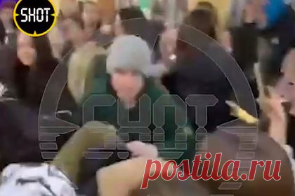 Российские школьники подрались в ТЦ на встрече с тиктокером с розовыми волосами. В Благовещенске Амурской области школьники устроили массовую драку в торговом центре (ТЦ) «Острова» на встрече с тиктокером с ником «Нюша не грусти», который носит парик с розовыми волосами. Кадры с места стычки несовершеннолетних опубликовал Telegram-канал Shot в понедельник, 22 января.